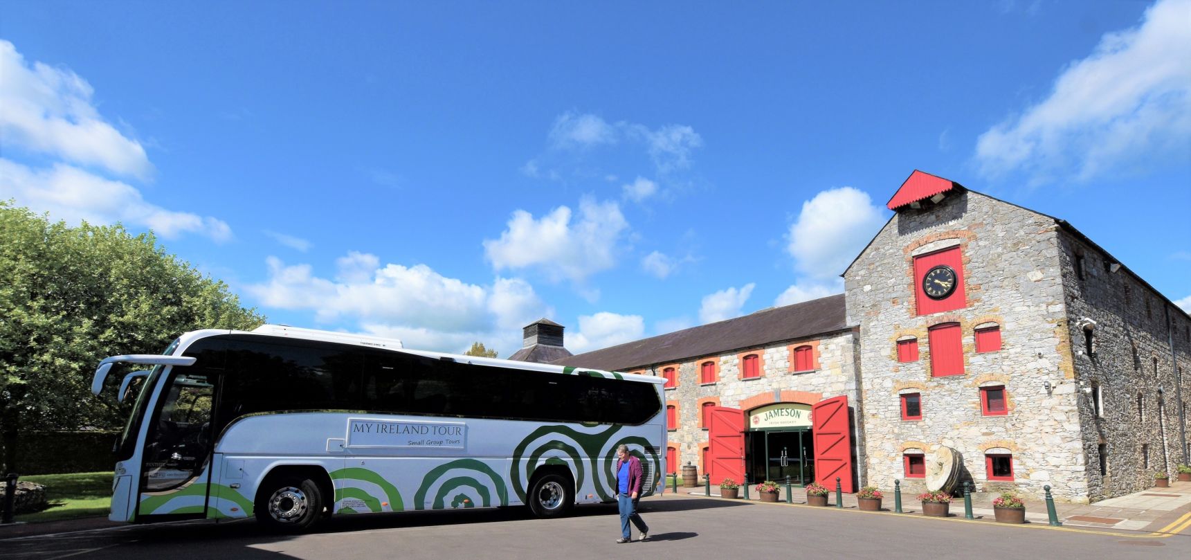The Old Coach House is a 4-star guest house dating from 1780 next to the famous Meeting of the Waters, offering historic period dcor. Meeting Of The Waters, Avoca, Ireland Great location - show map Internet. Free! WiFi is available in public areas and is free of charge. Bray Wicklow Carlow Dalkey Naas Guesthouse The Old Coach House, Avoca, Ireland - Booking