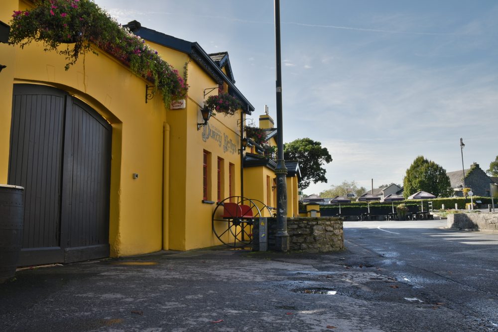 The yellow frontage of Durty Nelly's in Bunratty village