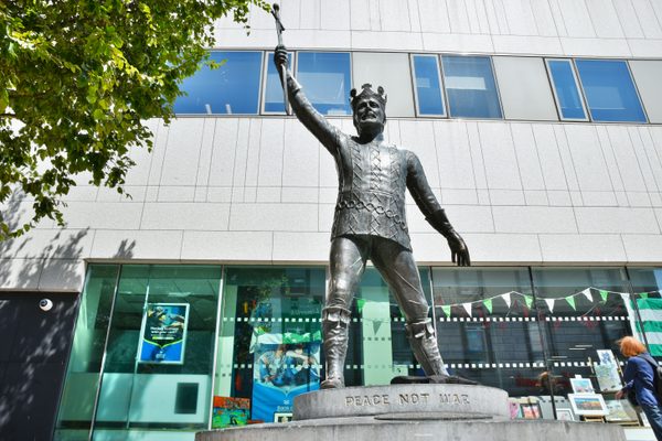 Richard Harris statue, Limerick City